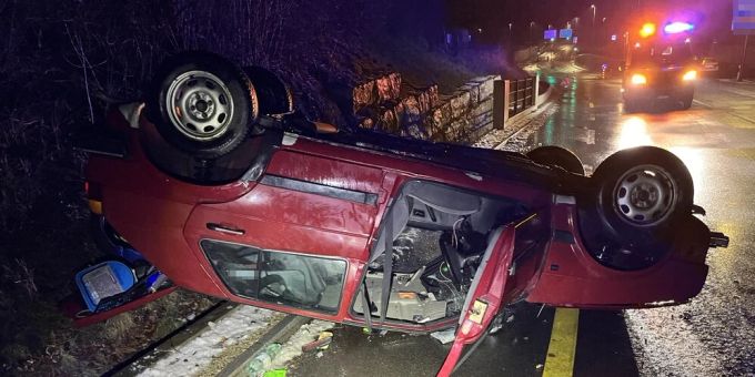 Auto überschlägt sich wegen Glatteis in Bad Zurzach AG. Bad Zurzach AG