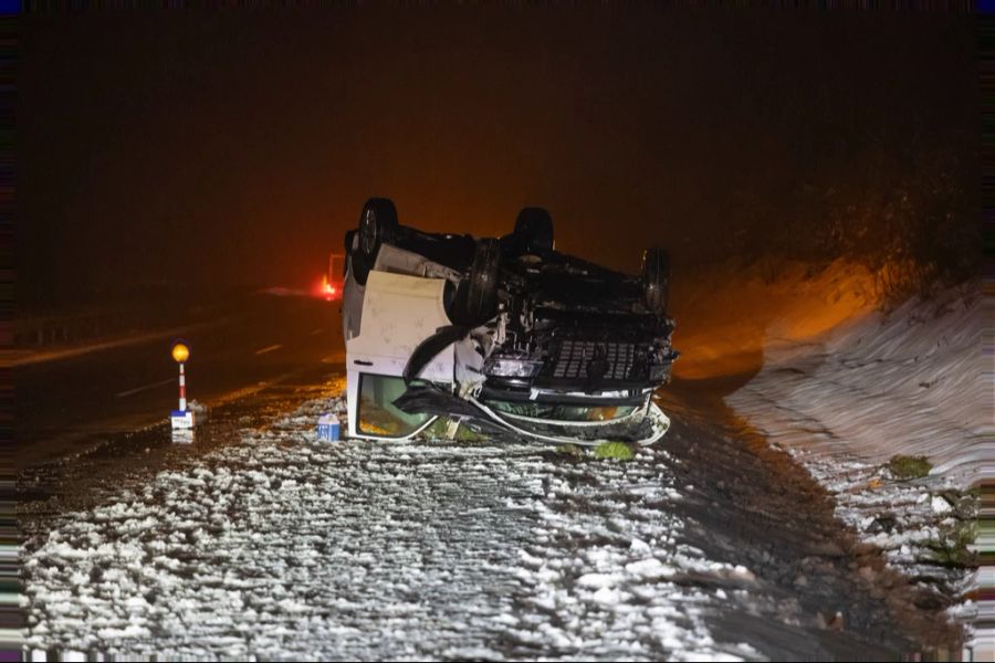 Ein Transporter liegt auf dem Dach nach einem durch Eis und Schnee bedingten Unfall auf der Autobhan A71 bei Suhl.