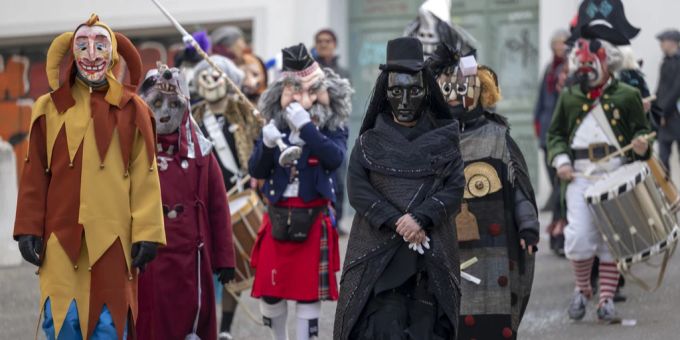 Eine Clique beim Gässle am dritten und letzten der Drey scheenschte Dääg, an der Fasnacht in Basel, März 2023.