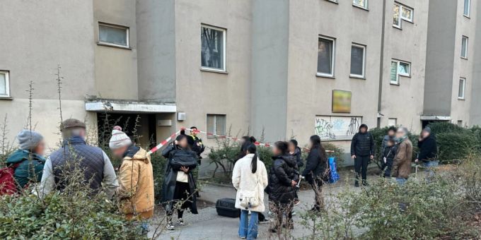 Anwohner stehen vor dem Wohnhaus der früheren RAF-Terroristin Daniela Klette, das wegen einer möglichen Gefahr geräumt wurde. Wohnhaus