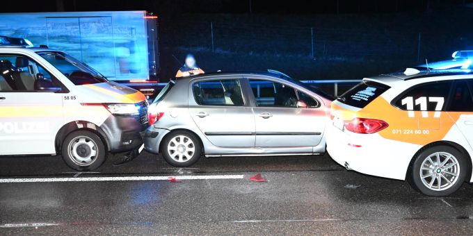 Wilde Fluchtfahrt von Einbrechern endet auf A1. Fluchtfahrt auf A1.