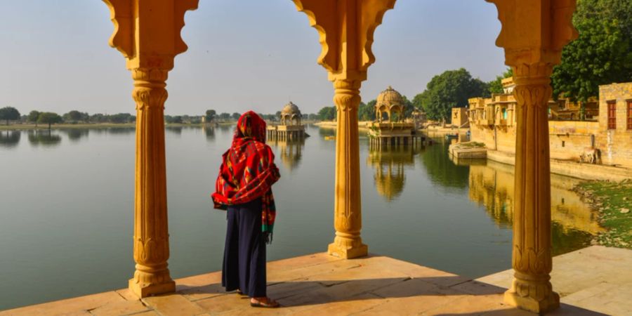 Frau verhüllt Tempel Wasser Ausblick