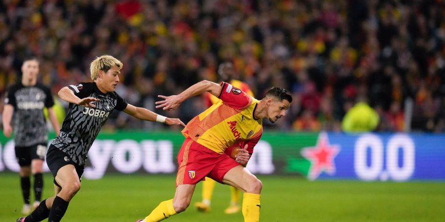 Ritsu Doan (l) und der SC Freiburg wollen gegen Lens bestehen.