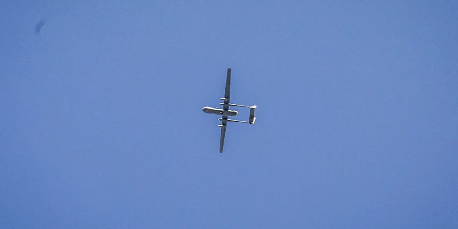 Eine israelische Militärdrohne fliegt vor blauem Himmel. Foto: Abed Rahim Khatib/dpa