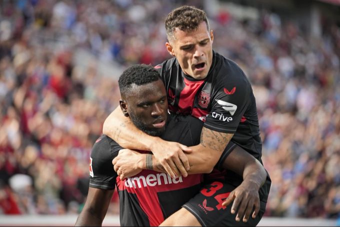 Granit Xhaka bejubelt einen der zehn Ligatreffern von Victor Boniface für Bayer Leverkusen. Bayer Leverkusen