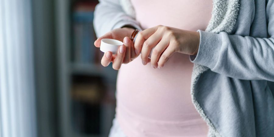 Folsäure sollte schon vor der Schwangerschaft eingenommen werden.