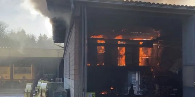 Scheuren BE - Werkstatt von Bauernhaus gerät in Vollbrand