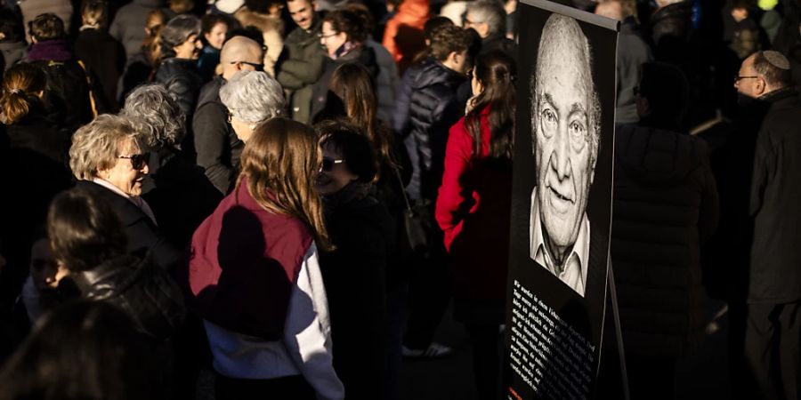 An der Mahnwache wurden Porträts von Schweizer Holocaust-Überlebenden gezeigt: Hier Eduard Kornfeld.