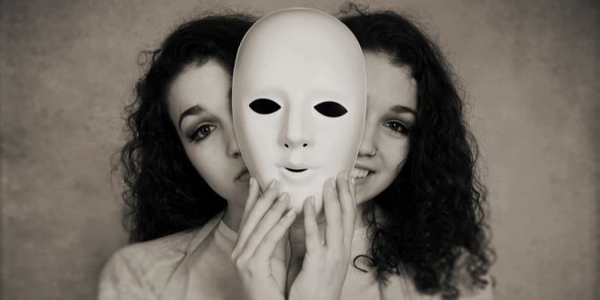 Frau zwei Gesichter lachend trauernd Maske