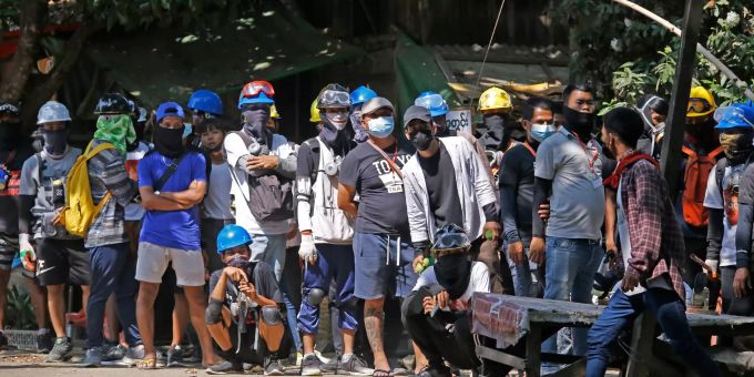 20.03.2021, Myanmar, Yangon: Demonstranten stehen im Stadtteil Tarkata auf einer Strasse. Militärputsch in Myanmar
