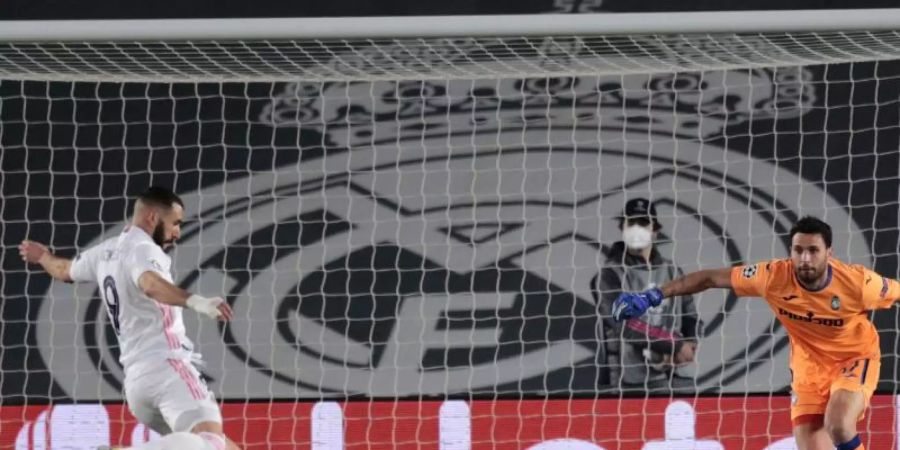 Real Madrids Karim Benzema (l) erzielte den Führungstreffer gegen Atalanta Bergamo. Foto: Bernat Armangue/AP/dpa
