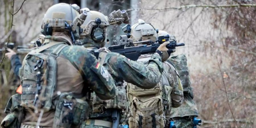 Bundeswehrsoldaten der Eliteeinheit Kommando Spezialkräfte (KSK) trainieren den Häuserkampf und eine Geiselbefreiung. Foto: Kay Nietfeld/dpa