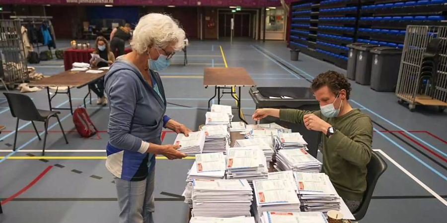 Zwei Personen sortieren in Nijmegen Wahlscheine. Foto: JEROEN JUMELET/ANP/dpa