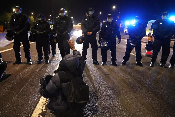 Polizisten stehen Demonstranten in Bristol während eines «Kill The Bill»-Protestes gegenüber. Protest Grossbritannien
