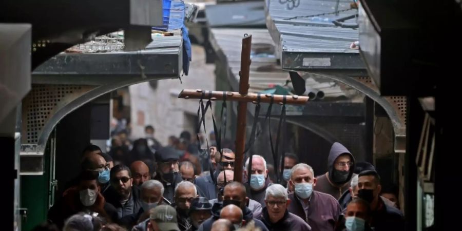 Gläubige in der Via Dolorosa