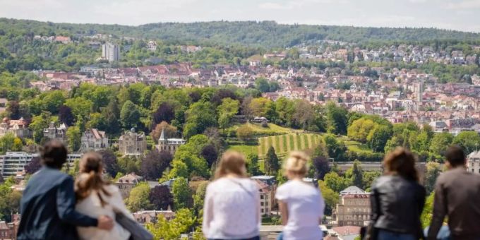 Menschen geniessen in Stuttgart die Aussicht und das schöne Wetter. Foto: Christoph Schmidt/dpa Menschen geniessen in Stuttgart die Aussicht und das schöne Wetter. Foto: Christoph Schmidt/dpa