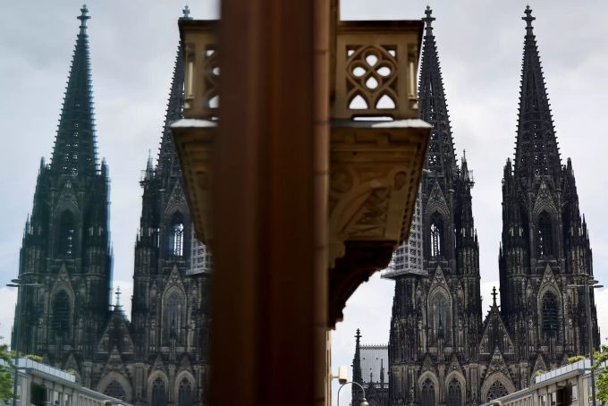 Der Dom in Köln spiegelt sich in einem Fenster. Rainer Maria Woelki arbeitet dort. Erzbistum Köln generalvikariat