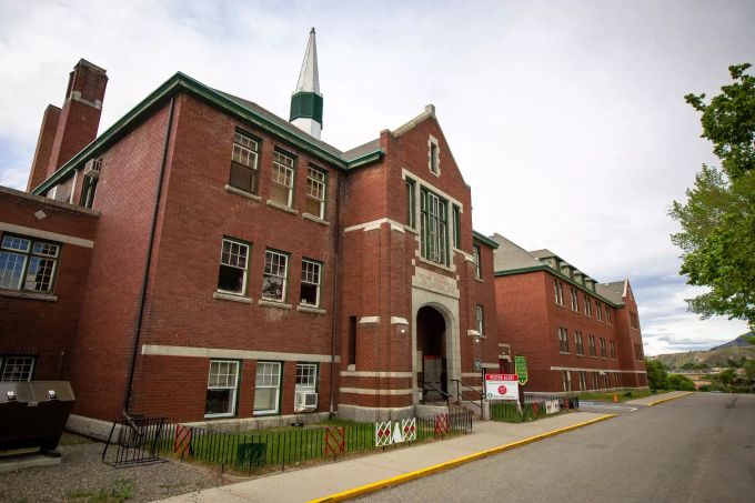 Die ehemalige Kamloops Indian Residential School. Überreste von 215 Kindern kanadischer Ureinwohner sind auf einem Grundstück einer sogenannten Residential School in Kanada entdeckt worden. Sie seien bei Radar-Untersuchungen des Grundstücks in der Nähe der Stadt Kamloops im Westen Kanadas gefunden worden. Foto: Andrew Snucins/The Canadian Press/dpa Ureinwohner