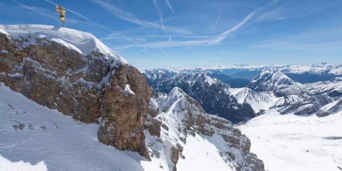 Das Gipfelkreuz auf der Zugspitze leuchtet in der Sonne. Foto: Sven Hoppe/dpa Das Gipfelkreuz auf der Zugspitze leuchtet in der Sonne. Foto: Sven Hoppe/dpa