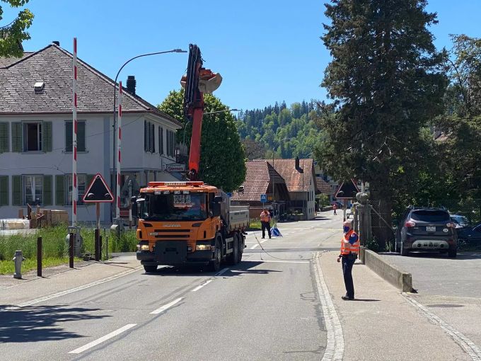Die Polizei ist vor Ort und sperrt die Strasse. sumiswald be