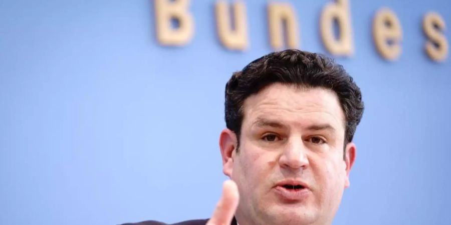 Hubertus Heil (SPD), Bundesminister für Arbeit und Soziales, bei einer Pressekonferenz. Foto: Kay Nietfeld/dpa