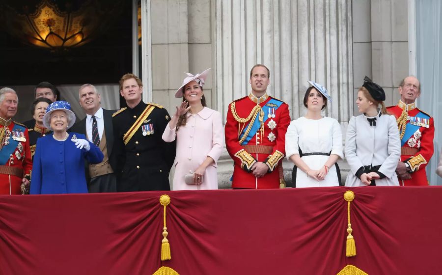 Foto von 2013, v.l.n.r.: Prinz Charles, Prinzessin Anne, Queen Elizabeth II, Prinz Andrew, Prinz Harry, Herzogin Kate, Prinz William, Prinzessin Eugenie, Prinzessin Beatrice und Prinz Edward