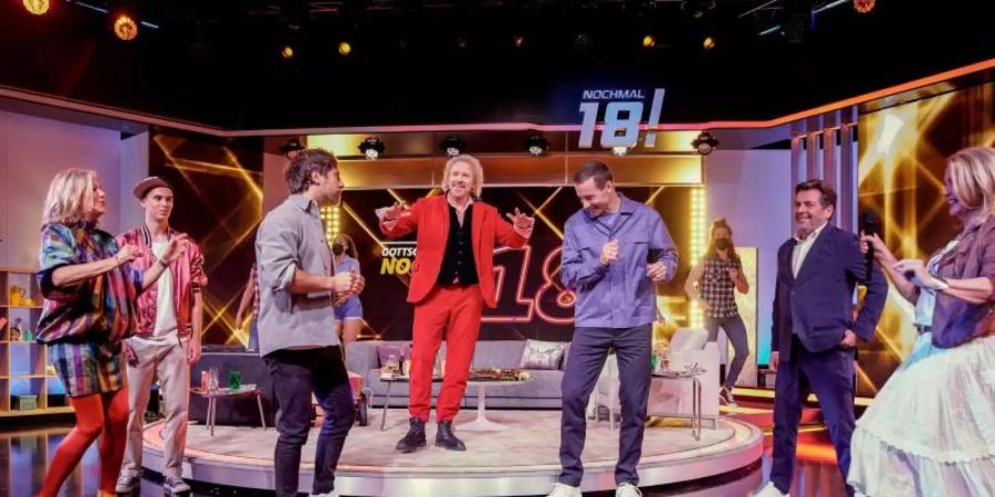 Rund 820.000 Menschen haben den Auftakt der neuen Fernsehshow «Gottschalk feiert: Nochmal 18!» im SWR Fernsehen verfolgt. Foto: Christian Koch/SWR/Talpa/dpa