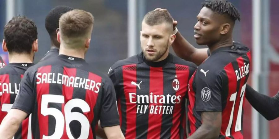 Milans Ante Rebic (2.v.r.) jubelt mit seinen Teamkollegen über den Treffer zum 1:0. Foto: Antonio Calanni/AP/dpa/Archivbild