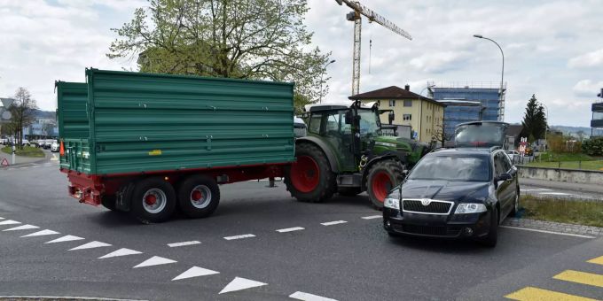 Kollision zwischen einem Traktor mit angekoppeltem Sachentransportanhänger und einem Personenwagen in Schenkon.