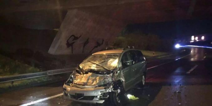 Diesem erheblich beschädigten Auto entstieg der Lenker unverletzt. Diesem erheblich beschädigten Auto entstieg der Lenker unverletzt.