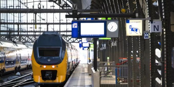 Zug im Amsterdamer Hauptbahnhof Zug im Amsterdamer Hauptbahnhof