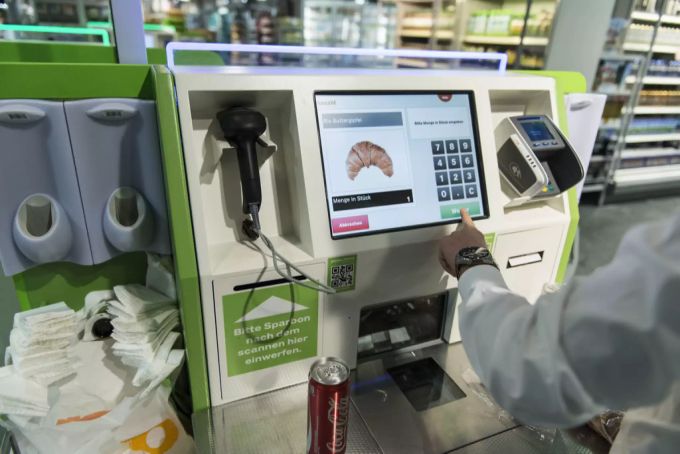 Die SNB ruft die alten Banknoten zurück, weshalb sie künftig auch an den Self-Checkout-Kassen von Coop nicht mehr akzeptiert werden. Self-Checkout Coop