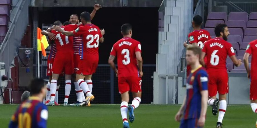 Die Spieler vom FC Granada feiern an der Eckfahne ein Tor beim FC Barcelona. Foto: Joan Monfort/AP/dpa