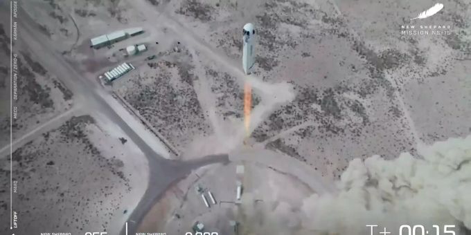 In diesem Bild aus einem von Blue Origin zur Verfügung gestellten Video hebt die «New Shepard»-Rakete während eines Tests im Westen von Texas ab. jeff bezos