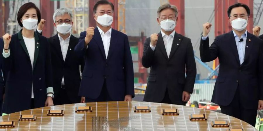 «Halbleiter-Machtzentrum bis 2030»: Staatspräsident Moon Jae In (M) besucht den Samsung-Produktionsstandort in Pyeongtaek. Foto: YNA/dpa