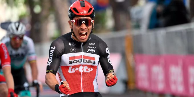 Caleb Ewan jubelt beim Giro d'Italia in Cattolica. Giro d'Italia