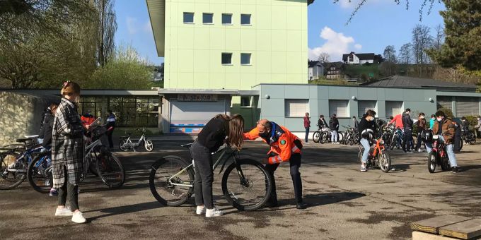Die Polizistinnen und Polizisten überprüften sämtliche Velos und Mofas von Schülerinnen und Schülern der dritten Oberstufe. Flawil