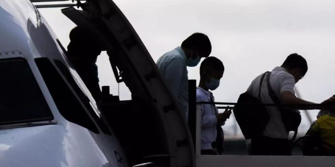 Der letzte Flug aus griechischen Lagern mit Kindern und Jugendlichen aus griechischen Flüchtlingslagern soll diese Woche in Hannover eintreffen. Foto: Julian Stratenschulte/dpa griechenland