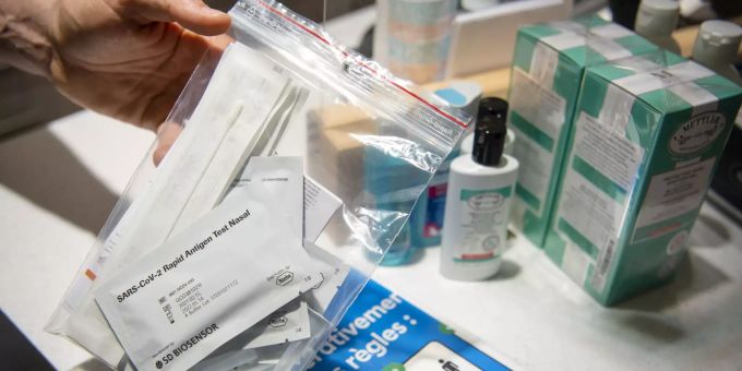 So sehen die neuen Selbsttests zum Coronavirus aus. Jede Person in der Schweiz kann von diesen fünf Stück pro Monat beziehen. Coronavirus Selbsttest