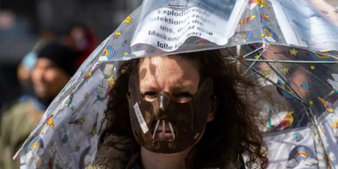 Teilnehmerin von Demo gegen Corona-Massnahmen in Berlin Teilnehmerin von Demo gegen Corona-Massnahmen in Berlin
