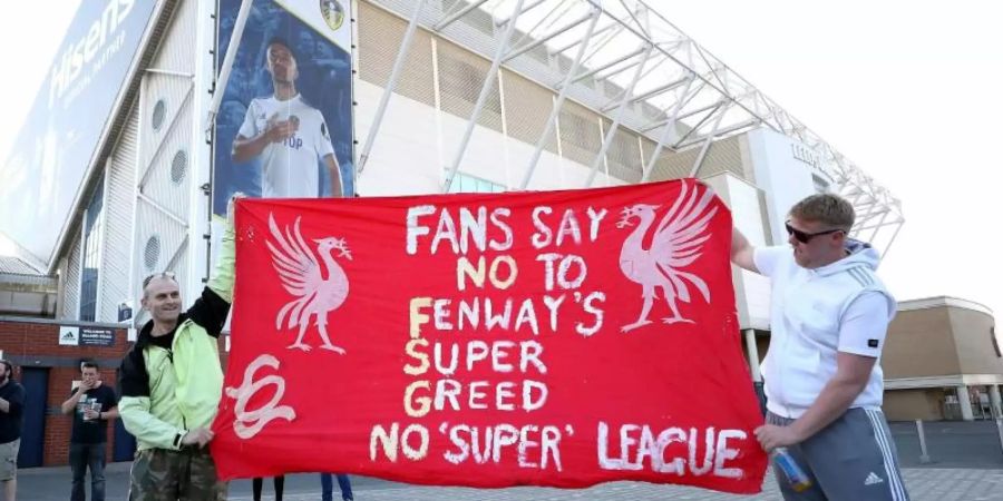Fussball-Fans protestieren vor einem Spiel der Premier League: «Fans Say No To Fenway's Super Greed - No 'Super' League». Foto: Zac Goodwin/PA Wire/dpa