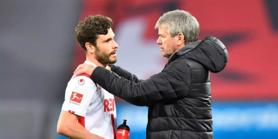 Kölns Trainer Friedhelm Funkel setzt auf seinen Kapitän Jonas Hector. Foto: Martin Meissner/AP-Pool/dpa