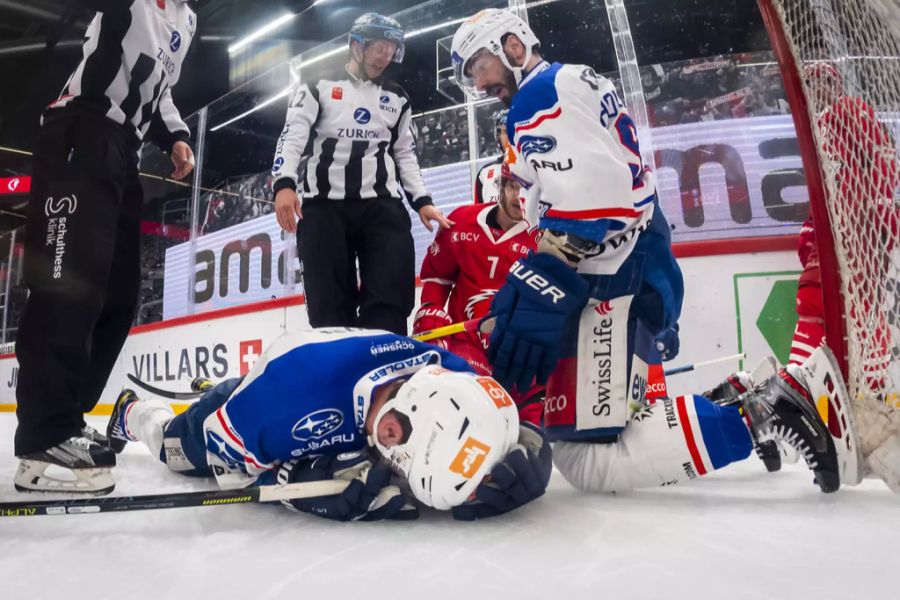 Marcus Krüger (am Boden) wird in Spiel 5 gegen Lausanne heftig ins Tor gecheckt. Seither fehlt der Schwede den ZSC Lions.