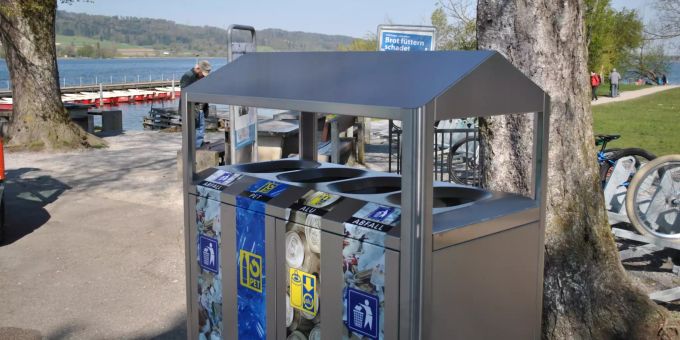 Seperatsammlung der Abfälle am See. Abfälle am See