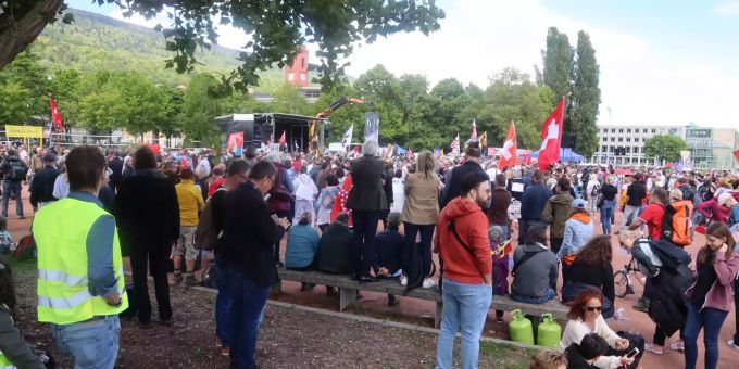 Vor zwei Wochen wurde erstmals nach langer Zeit in Neuenburg eine Demo gegen die Massnahmen zur Eindämmung des Coronavirus bewilligt. (Archivbild) Demo Neuenburg Coronavirus