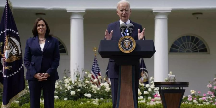 Joe Biden, Präsident der USA, spricht im Beisein von Vizepräsidentin Kamala Harris im Rosengarten des Weissen Hauses über die aktuellen Richtlinien zur Maskenpflicht. Foto: Evan Vucci/AP/dpa