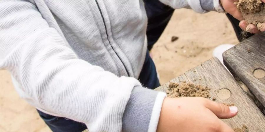 Autisten stehen derzeit vor grossen Herausforderungen - vieles ist für sie jetzt noch anstrengender als sonst. Auch die Eltern betroffener Kinder stehen unter zusätzlichem Druck. Foto: Christin Klose/dpa-tmn