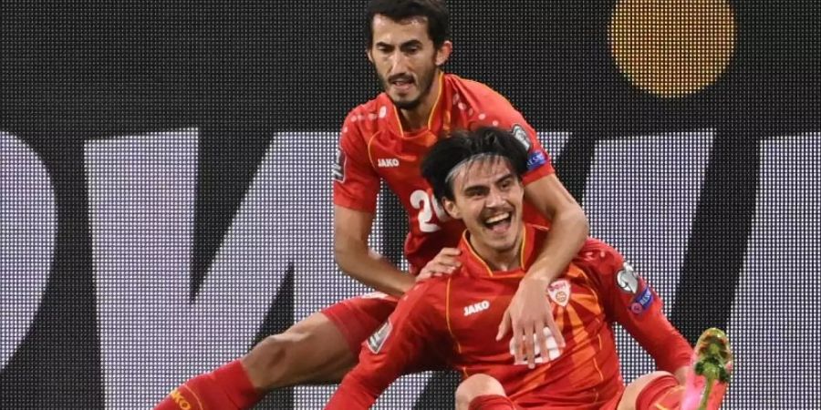 Nordmazedoniens Torschütze Eljif Elmas (r) und Mannschaftskamerad Stefan Spirovski feiern das Tor zur 2:1-Führung gegen Deutschland. Foto: Federico Gambarini/dpa