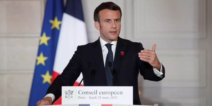Der französische Präsident Emmanuel Macron spricht während einer Pressekonferenz nach einem per Videokonferenz abgehaltenen Gipfel des Europäischen Rates im Elysee-Palast in Paris Emmanuel Macron