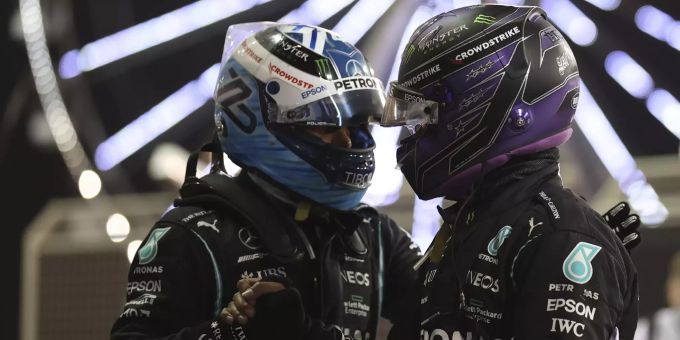 Valtteri Bottas gratuliert seinem Teamkollegen Lewis Hamilton (Mercedes) zum Sieg beim Bahrain-GP der Formel 1. Bottas Hamilton Mercedes